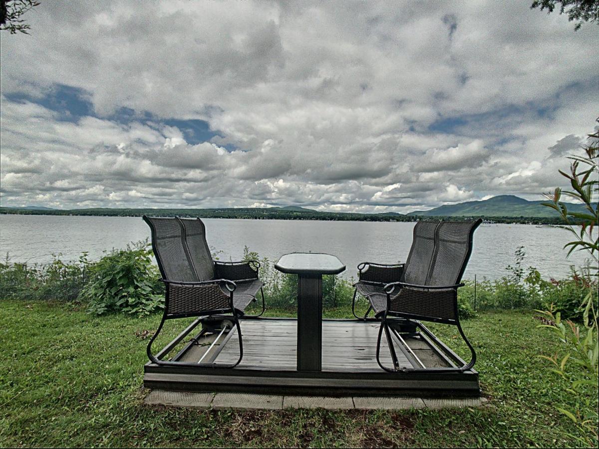 מגוג Location Tourisme Estrie - Oberge Du Village מראה חיצוני תמונה