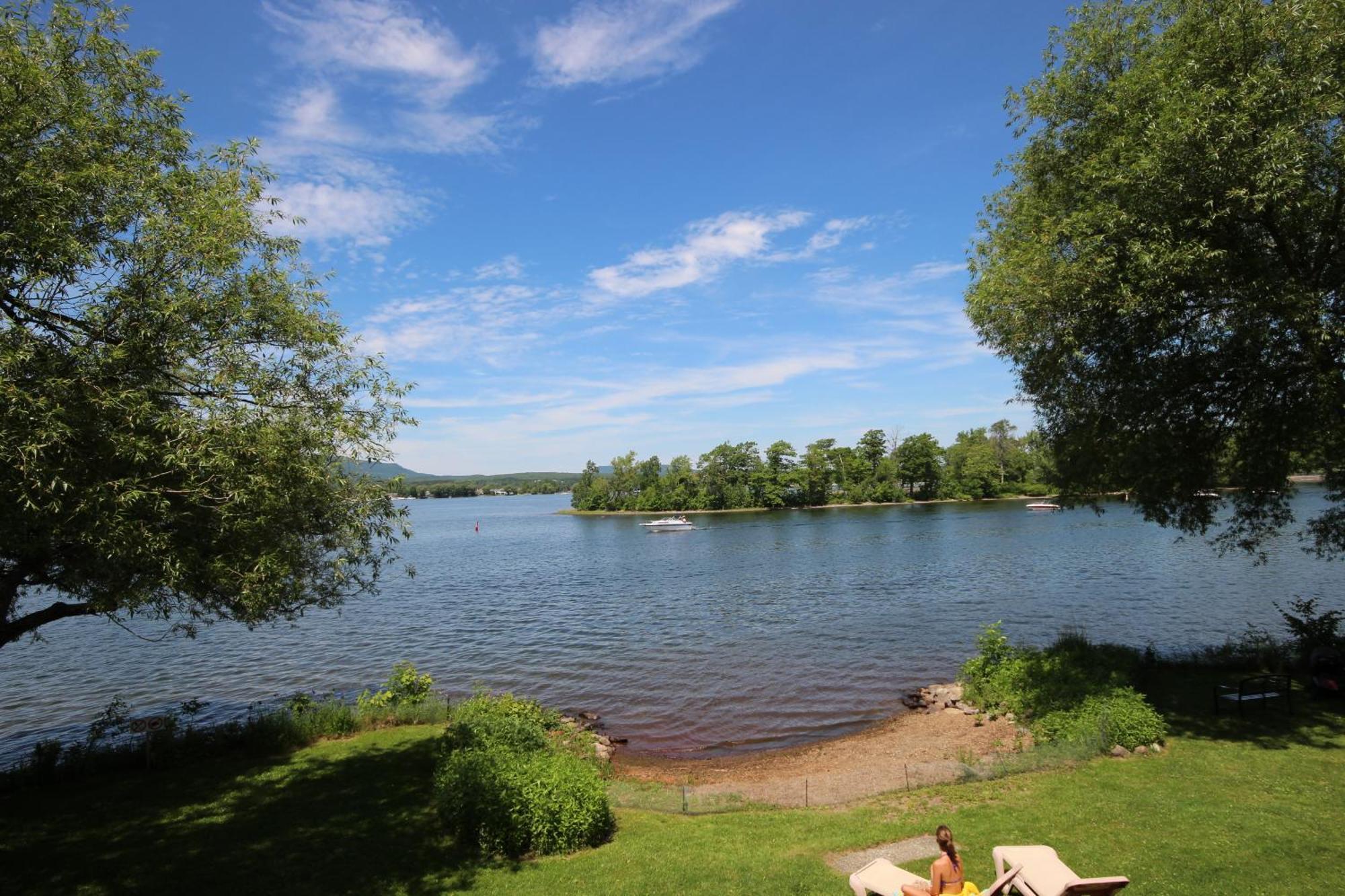 מגוג Location Tourisme Estrie - Oberge Du Village מראה חיצוני תמונה