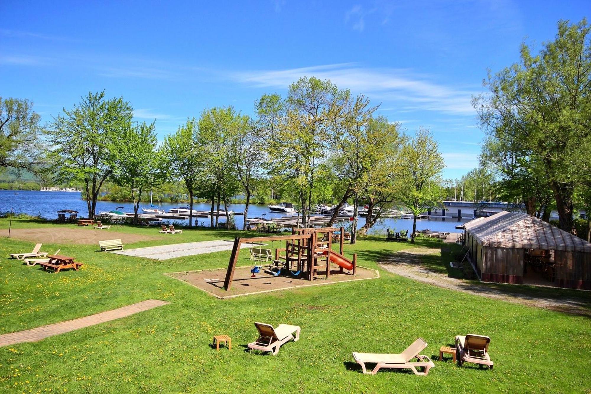 מגוג Location Tourisme Estrie - Oberge Du Village מראה חיצוני תמונה